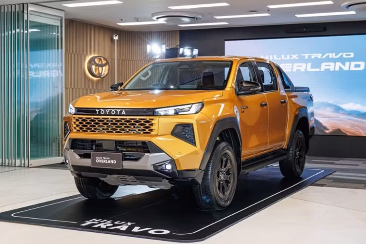 Theo một số nguồn tin, Toyota Hilux thế hệ mới sẽ được phân phối tại Việt Nam với 3 phiên bản, trong đó khả năng cao sẽ có cả bản Overland giống thị trường Thái Lan. Trong khi đó, bản thuần điện nhiều khả năng sẽ chưa về Việt Nam ngay.