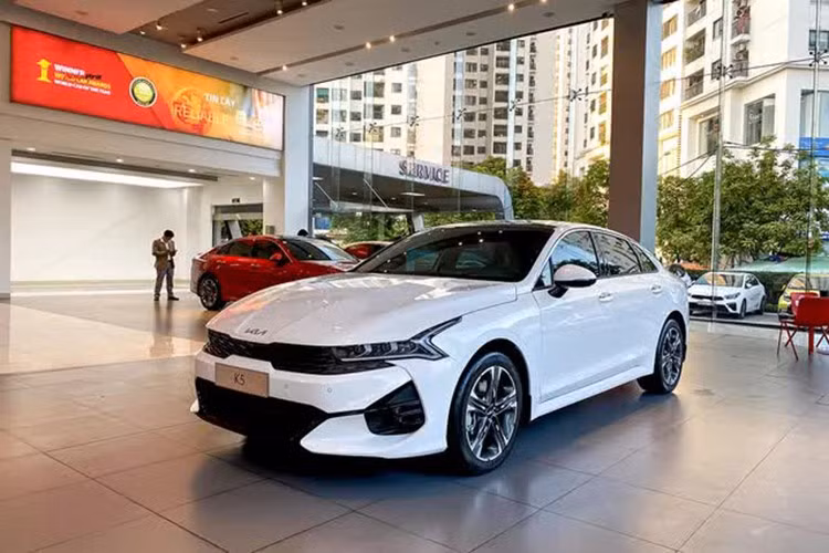 Kia K5: 23 xe ﻿K5 là mẫu xe Kia thứ 2 có mặt trong top 10 này, sau Soluto. Trong tháng 10/2025, người Việt đã mua 23 chiếc Kia K5, tăng trưởng 21%. Ngoài ra, K5 còn là mẫu sedan hạng D thứ 2 xuất hiện trong top 10, sau Honda Accord. Điều này càng chứng tỏ việc người tiêu dùng Việt hết mặn mà với xe sedan hạng D.