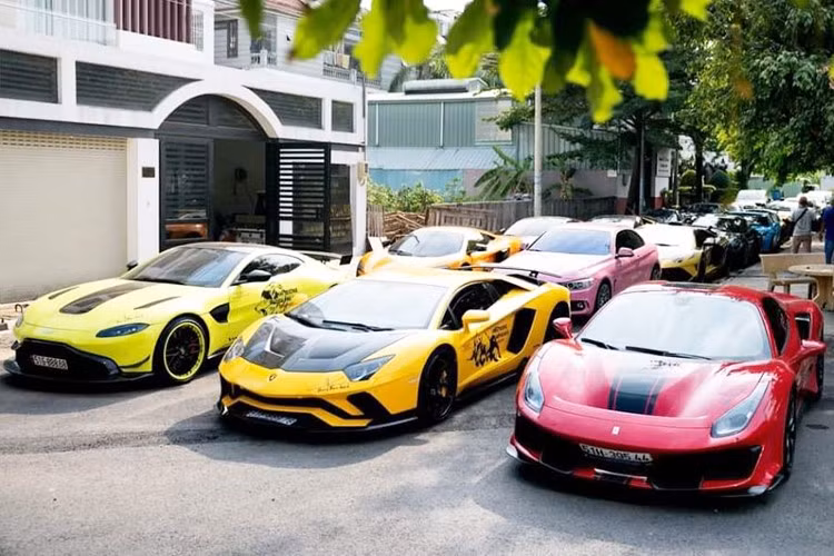 Dàn siêu xe của vớ chồng đại gia thẩm mỹ này gồm có Koenigsegg Regera, McLaren Senna, Lamborghini Aventador S, Ferrari 488 Pista, Aston Martin V8 Vantage, Bentley Mulsanne EWB, Bentley Bentayga V8 và Cadillac Escalade Sport...