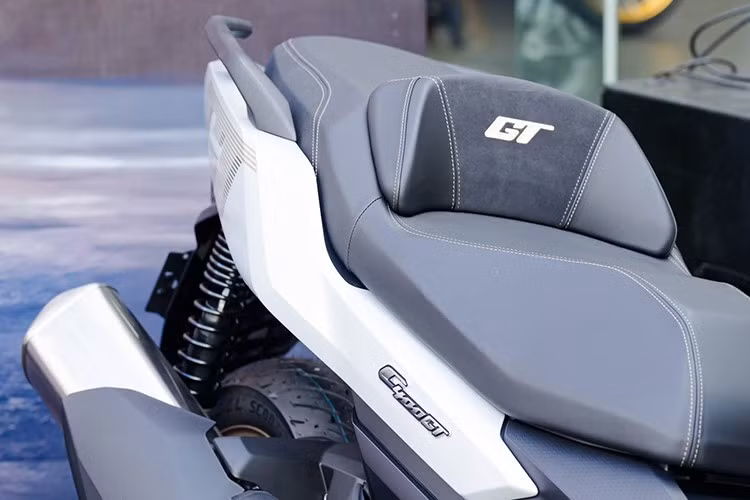 Cung cấp sức mạnh cho BMW C400 GT thế hệ mới là khối động cơ xi-lanh đơn 350 cc, làm mát bằng dung dịch, đạt chuẩn Euro 5+. Khối động cơ này cho công suất 34 mã lực và mô-men xoắn 35 Nm, tốc độ tối đa khoảng 139 km/h.