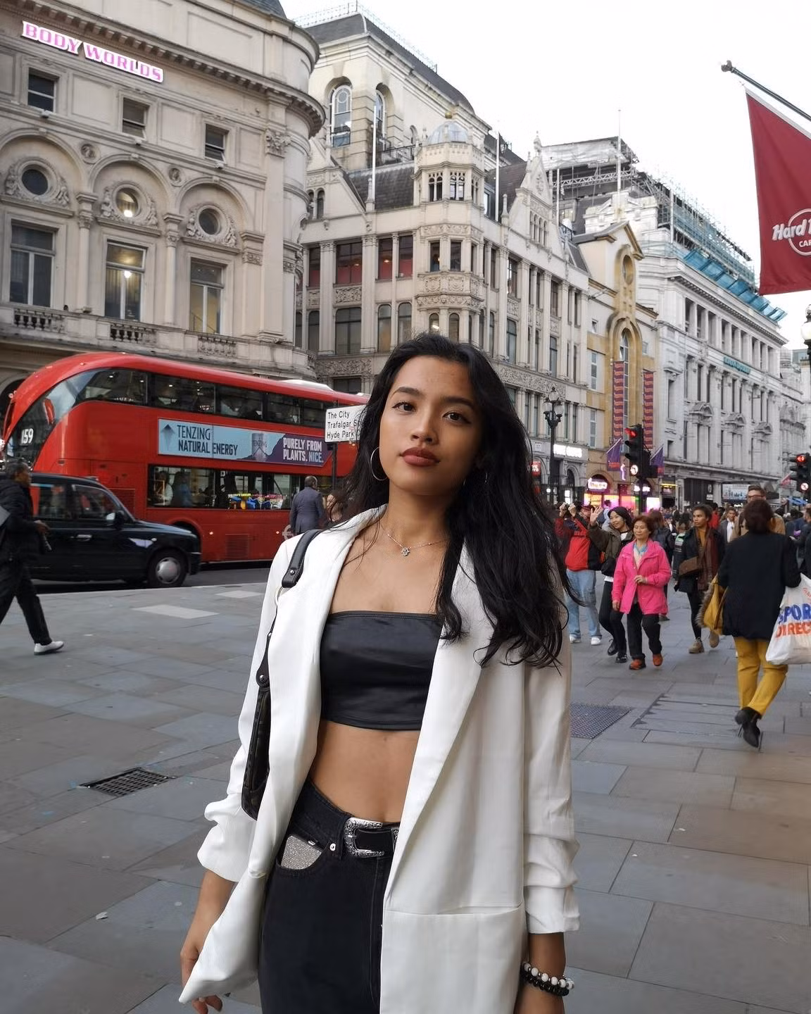 Cụ thể, Lilthu cho biết cô và chồng đang có mặt tại London (Anh). Trên mạng, ái nữ của chuỗi siêu thị lớn ở Đà Nẵng đăng nhiều hình ảnh đi chơi đây đó, di chuyển bằng máy bay hạng thương gia, mọi thứ đều rất sang chảnh.