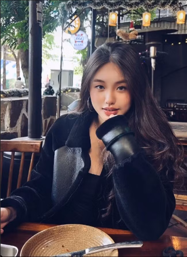 Không chỉ có ngoại hình nổi bật, Huệ Anh còn là một cô gái năng động, yêu thể thao. Năm 2023, cô giành giải nhất ở nội dung chạy 800 m tại giải điền kinh học sinh quận Tây Hồ.