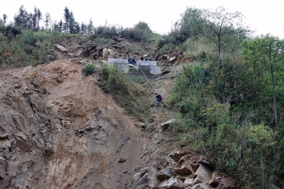 Công tác cứu hộ đang được các lực lượng tiến hành khẩn trương, hai máy xúc được huy động đến hiện trường để cào đá từ phía trên xuống. Từ taluy xuống mặt suối chỗ các nạn gặp nạn là khoảng 40m.