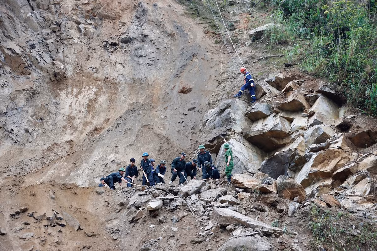 Công tác cứu hộ được tích cực thực hiện nhưng phải bảo đảm an toàn.