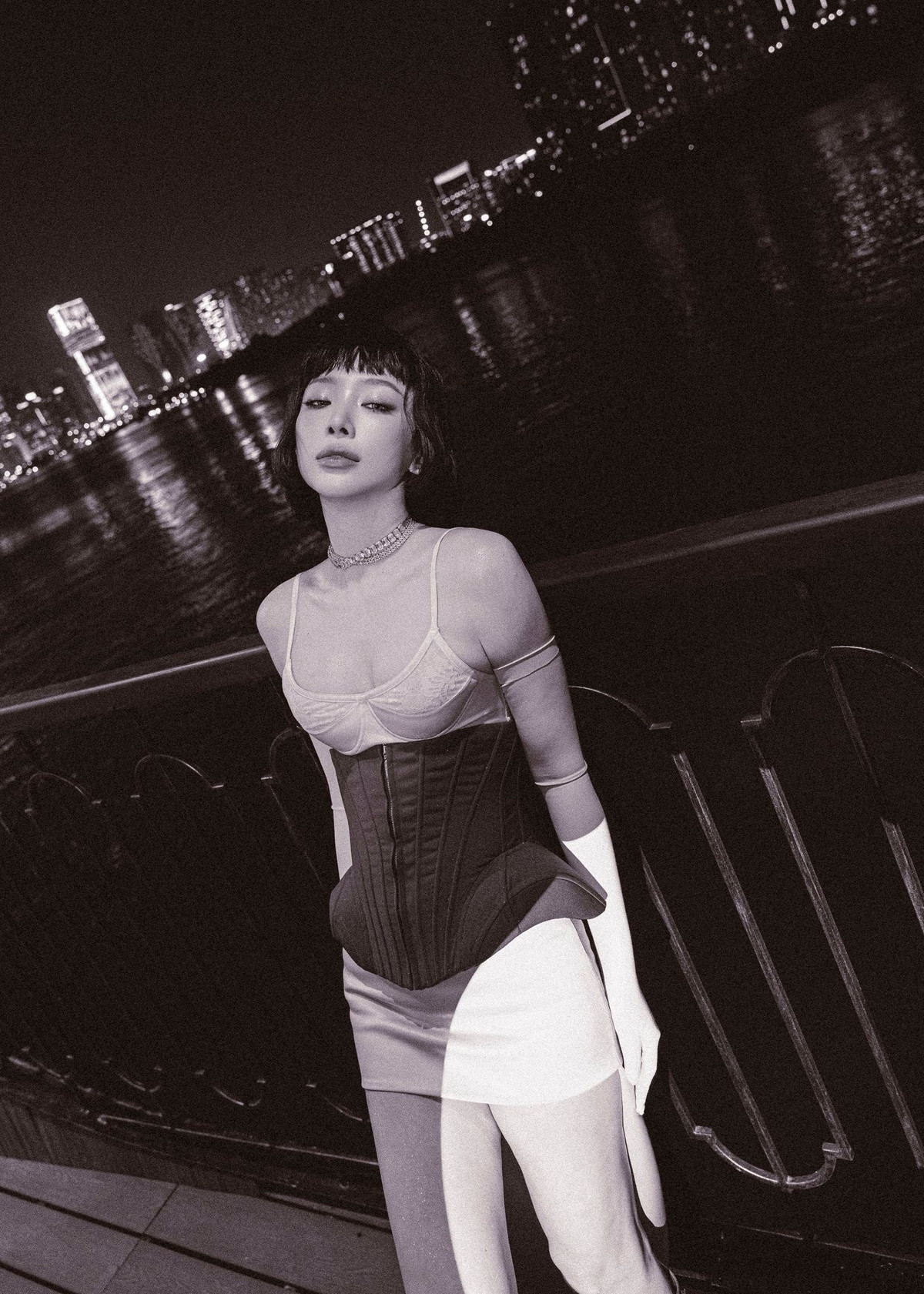 Mái tóc ngắn được cắt gọn, tạo phom ôm sát gương mặt giúp Tóc Tiên khoe trọn đường nét sắc sảo, làn da trắng mịn cùng thần thái lạnh lùng pha chút quyến rũ.