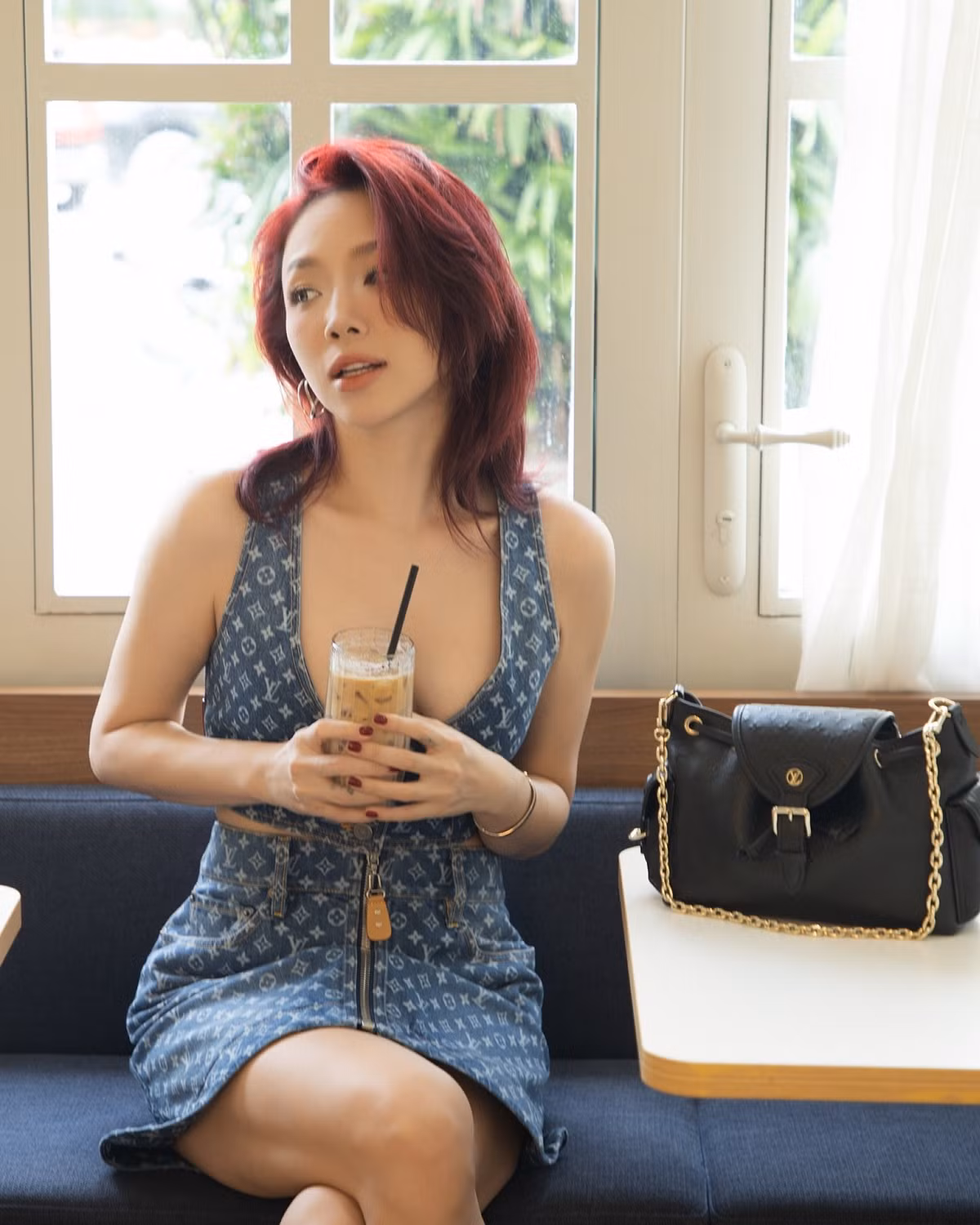 Nếu như trước đây, nữ ca sĩ thường gắn liền với hình ảnh tóc dài gợi cảm, thì nay mái tóc ngắn lại mang đến một phiên bản trưởng thành, tự tin và đầy bản lĩnh. Đây cũng chính là tinh thần mà Tóc Tiên theo đuổi trong nhiều năm qua: dám khác biệt, dám thử thách và không ngại phá vỡ những giới hạn an toàn.