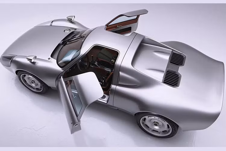 106 chiếc 904 Carrera GTS được sản xuất để được chứng nhận là xe đua GT Nhóm 3 cho hạng mục 2 lít. Chiếc xe đã được đội đua của nhà máy sử dụng trong Giải vô địch xe thể thao thế giới từ năm 1964 đến 1966.