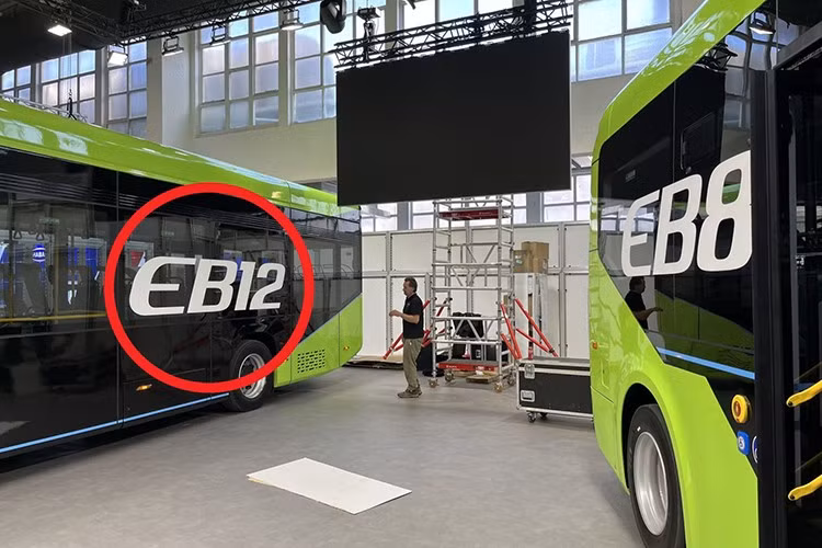 VinFast cho biết EB 12 được sản xuất tại Việt Nam và đã bắt đầu nhận đơn đặt hàng. Những lô xe đầu tiên dự kiến sẽ được bàn giao cho khách hàng châu Âu vào năm 2026.