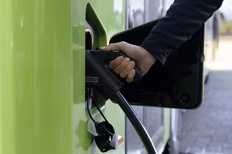 EB 12 sử dụng hai mô-tơ điện với tổng công suất 335 mã lực, tốc độ giới hạn ở mức 80 km/h. Xe được trang bị pin LFP dung lượng 422 kWh do CATL sản xuất, cho phép chạy tối đa 400 km sau mỗi lần sạc đầy, cao hơn 54% so với mẫu EB 10 hiện tại (tầm hoạt động 260 km).