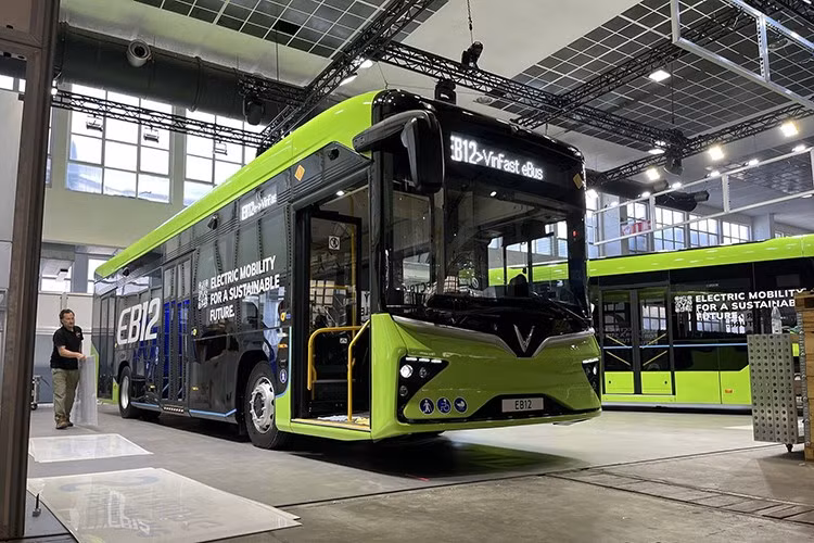 Thời gian sạc điện cho VinFast EB 12 mới tại châu Âu chỉ từ 10% lên 80% chỉ khoảng 2 giờ khi sử dụng trạm sạc nhanh DC công suất tối đa 140 kW, đáp ứng tốt nhu cầu khai thác vận tải công cộng ở đô thị lớn.