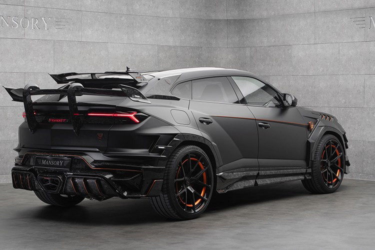 Trong phân khúc siêu SUV, sức mạnh Lamborghini gần như là kẻ tiên phong. Mới đây, MANSORY đã thực hiện dự án độ mang tên "Venatus SE", được phát triển dựa trên Urus SE; đẩy giới hạn xa hơn về cả sức mạnh lẫn thiết kế.
