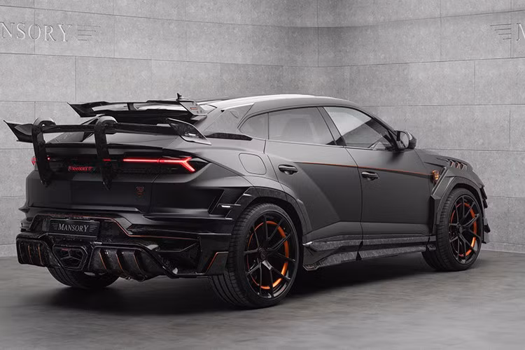 Trong phân khúc siêu SUV, sức mạnh Lamborghini gần như là kẻ tiên phong. Mới đây, MANSORY đã thực hiện dự án độ mang tên "Venatus SE", được phát triển dựa trên Urus SE; đẩy giới hạn xa hơn về cả sức mạnh lẫn thiết kế.