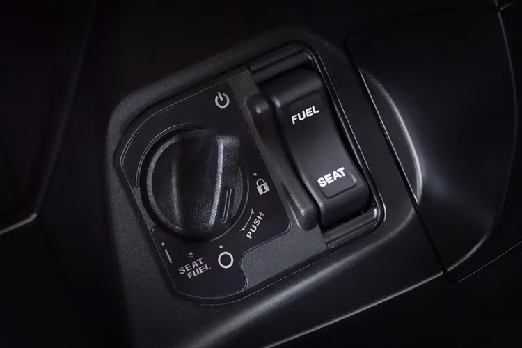 Câu trả lời có thể nằm ở “nền tảng” và “phong cách” – bởi nếu khung xe mới thiên về thể thao, có dàn áo đầy đủ, bánh lớn, tư thế lái thấp giống môtô thể thao, thì điều đó hoàn toàn có thể suy đoán rằng đây chính là Honda Air Blade 2026.