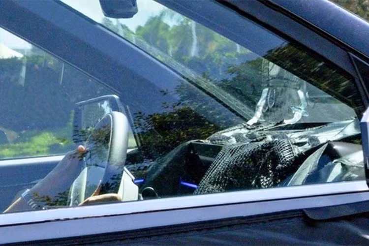 Các nhà thiết kế của Kia cũng đã tạo ra cụm đèn trước dựng đứng với đồ họa hình chữ C nổi bật cho mẫu SUV cỡ lớn ăn khách hàng đầu tại Mỹ. Bên cạnh bản tiêu chuẩn, cánh săn ảnh còn bắt gặp một phiên bản hầm hố hơn, tương tự Hyundai Palisade XRT Pro. Phiên bản này được nhận diện qua cản trước độc đáo, tích hợp móc kéo màu đỏ, hệ thống treo nâng cao và lốp địa hình cỡ lớn.