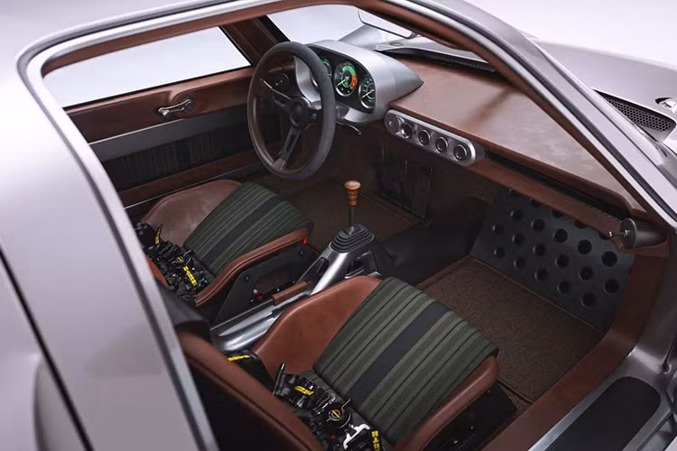 Ngoại thất của xe vẫn giữ nguyên tỷ lệ vàng giữa động cơ và đường cong quyến rũ của bản gốc, với một số chỉnh sửa tinh tế ở khe làm mát, đèn LED, mâm hợp kim cổ điển. Cửa xe mở cùng với phần lớn mái xe, giúp dễ dàng tiếp cận khoang cabin hai chỗ ngồi.