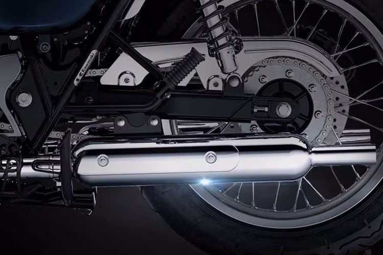 Kawasaki W800 2026 sở hữu trọng lượng 226 kg - con số tưởng nặng nhưng thực tế lại rất cân bằng và dễ kiểm soát khi vận hành trên mọi địa hình.