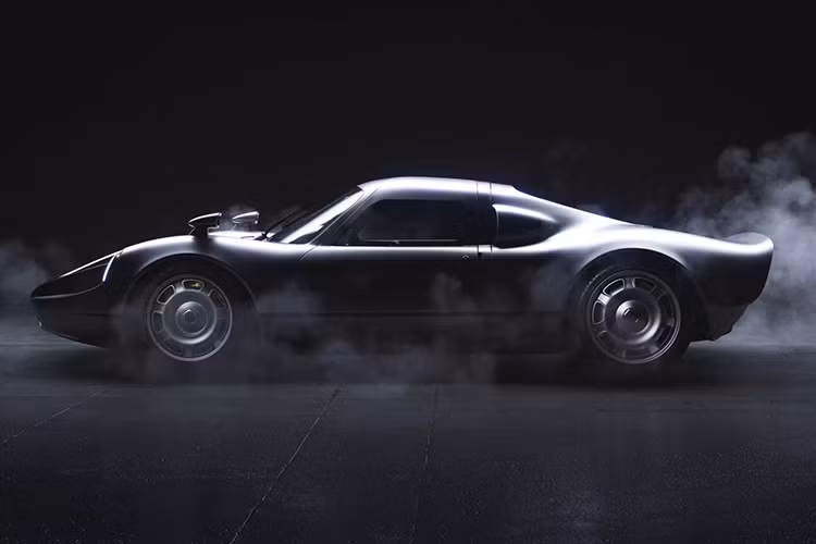 Chiếc Porsche 904 được hồi sinh động cơ phẳng huyền thoại 8 xi-lanh từ xe đua gốc, có sự tham gia của Cosworth. Động cơ này làm mát bằng không khí, hút khí tự nhiên với dung tích mở rộng từ 2.0L đến 4.0L, sản sinh công suất 400 mã lực.