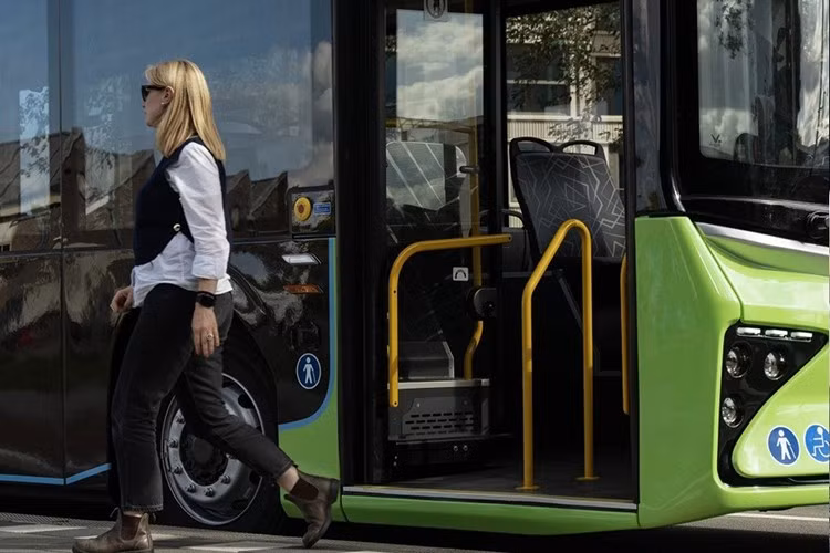 EB 12 được thiết kế sàn thấp kết hợp hệ thống treo khí nén có thể hạ gầm, giúp hành khách, đặc biệt người khuyết tật, dễ dàng di chuyển. Dốc lên/xuống cho xe lăn có thể nâng cấp từ dạng cơ sang điều khiển điện.