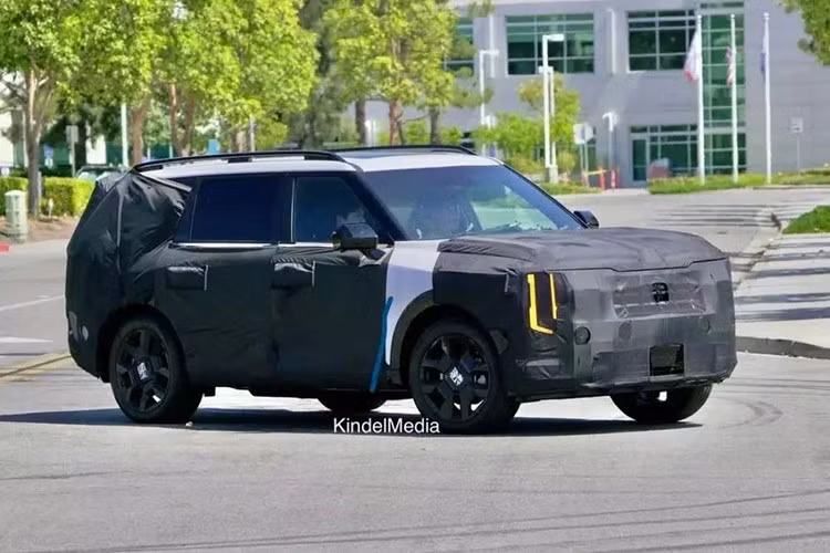 Đó quả là thành tích đáng nể đối với một mẫu SUV đã có tuổi đời. Tuy nhiên, điều này cũng không thể ngăn hãng Kia chuẩn bị tung ra thế hệ mới của Telluride. Mới đây, Kia đã hé lộ hình ảnh đầu tiên của mẫu xe này và xác nhận rằng Telluride thế hệ mới sẽ ra mắt tại Triển lãm Ô tô Los Angeles 2025 khai mạc vào ngày 20/11 tới đây.