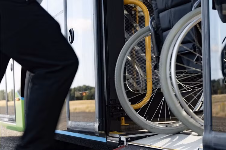 Khoang hành khách được trang bị điều hòa tự động hai vùng, 26 cổng sạc USB, bộ phát Wi-Fi, màn hình giải trí, đèn viền nội thất và hệ thống sưởi ấm bơm nhiệt phù hợp khí hậu lạnh. Ghế ngồi cố định có độ bền cao, cùng nút bấm xuống xe, búa thoát hiểm và hệ thống chữa cháy tự động đảm bảo an toàn.