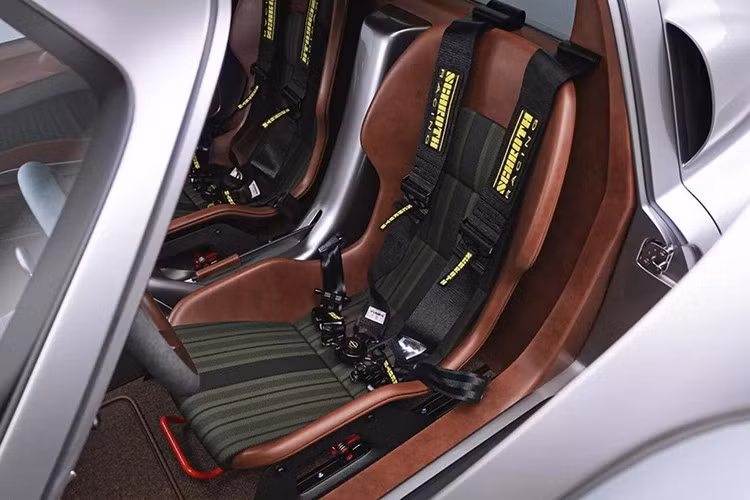 Nội thất sẽ làm hài lòng người hâm mộ của thời đại analog với bảng điều khiển tối giản, đồng hồ retro, sự kết hợp giữa da và titan. Với số lượng sản xuất hơn 100 xe, việc tìm kiếm khung gầm Porsche 904 không quá khó cũng như mức giá không đắt đỏ.