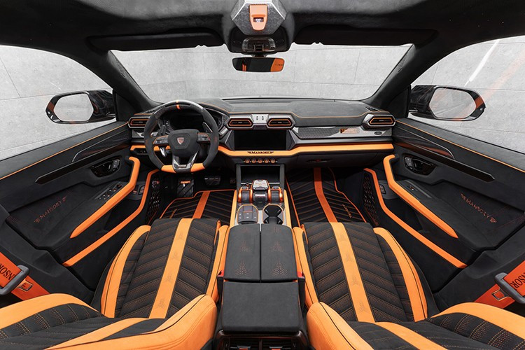 Các tấm ốp hông MANSORY tiếp tục ngôn ngữ thiết kế ở hai bên, mang lại cho “MANSORY Venatus SE” vẻ ngoài mạnh mẽ hơn, nhưng trông thấp và thon dài hơn.Để giảm lực nâng ở trục sau, các kỹ sư MANSORY đã lắp đặt một bộ đôi cánh lướt gió ở phía sau.