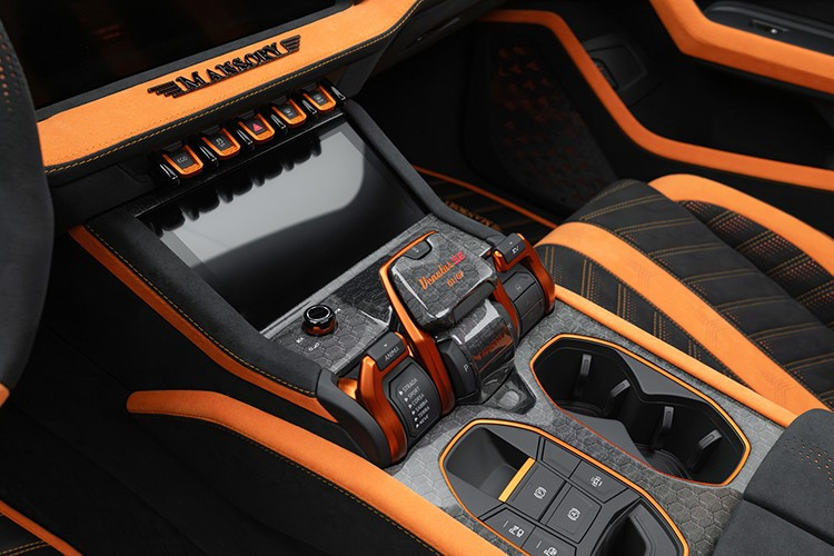 Các chi tiết khác bao gồm: dây an toàn thương hiệu MANSORY, bàn đạp nhôm, ánh sáng xung quanh ở trần xe, thậm chí nút khởi động được đặt trên cao để tăng thêm phần kịch tính. Đây là một không gian được thiết kế để thể hiện cá tính không kém gì các nâng cấp hiệu suất.