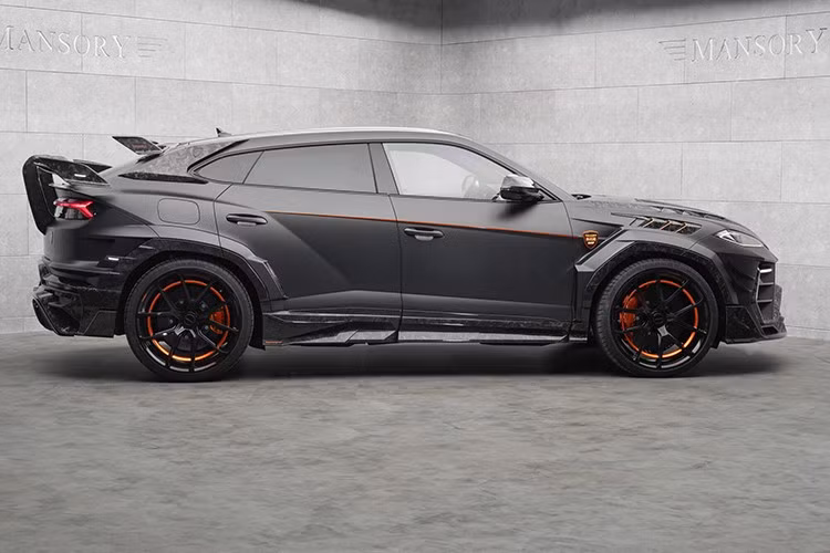Lamborghini Urus SE là biến thể SUV hybrid cắm điện (PHEV) đầu tiên của thương hiệu, thể hiện sự kết hợp đỉnh cao giữa điện khí hóa và tư duy ưu tiên hiệu suất của Sant’Agata. Sự kết hợp giữa động cơ V8 tăng áp kép và mô tơ điện đã mang đến cho Urus SE công suất vượt xa mong đợi.