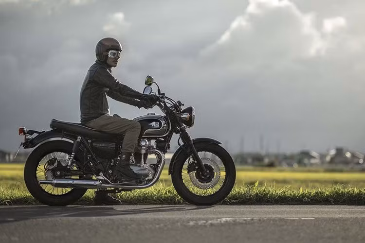 Điểm thay đổi lớn nhất trong lần trở lại này nằm ở bộ áo mới với hai tông màu sang trọng và nổi bật: Pearl Crystal White x Ebony - màu trắng ngọc trai phối đen.