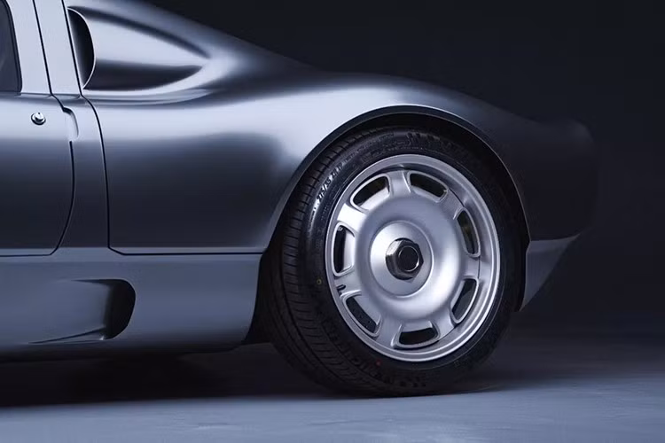 Porsche 904 Carrera GTS là chiếc xe thể thao GT được sản xuất tại Đức vào năm 1964 và 1965. Chiếc xe thể thao này không chỉ có thể lái trên đường đua mà còn trên đường sá công cộng.Xe được bán với tên Carrera GTS không phải tên mã nội bộ 904 vì Peugeot sở hữu quyền đối với cách đặt tên những số "x0y".