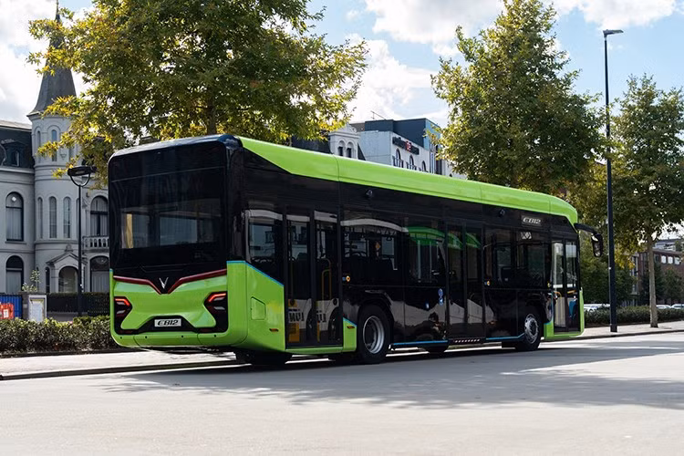 Mẫu xe buýt điện VinFast EB 12 có kích thước dài x rộng x cao lần lượt là 12,11 x 2,55 x 3,33 mét, tải tối đa 90 hành khách gồm 35 ghế ngồi, 54 chỗ đứng và một chỗ cho xe lăn. So với EB 10 đang phục vụ tại Việt Nam, EB 12 có sức chứa nhiều hơn 18 người.