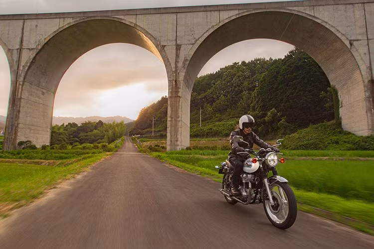 Với phiên bản cập nhật W800 facelift nâng cấp lần này, Kawasaki tiếp tục chứng minh rằng: không cần phải chạy theo xu hướng hiện đại để nổi bật, chỉ cần giữ vững bản sắc, chiếc xe vẫn đủ để gây ấn tượng.