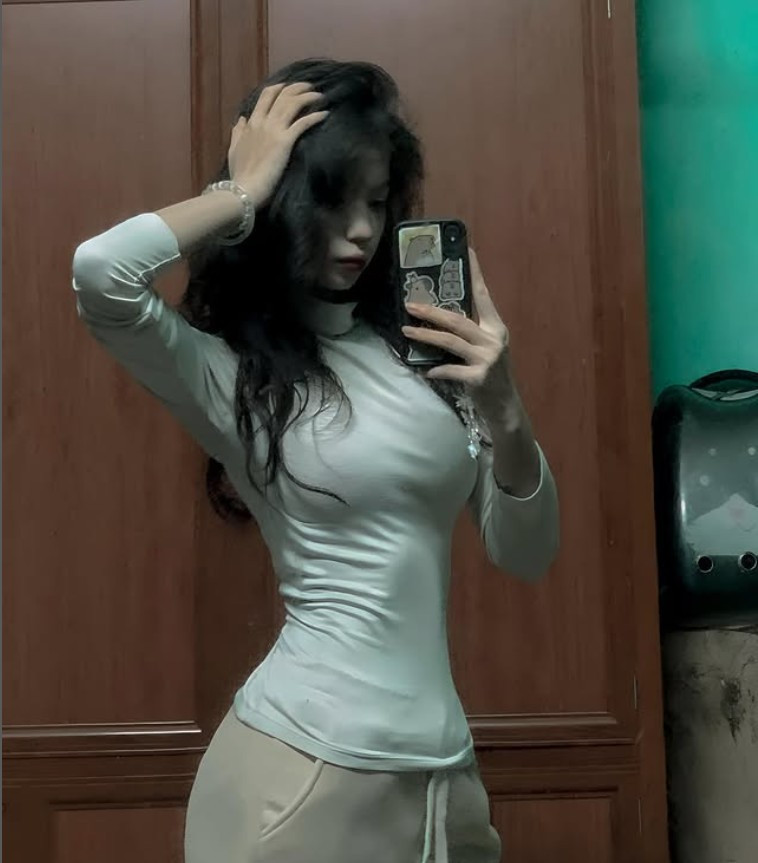 Khi không thể hạn chế được tình trạng này nữa thì giờ đây nữ TikToker lại chọn cách đối phó cực "lầy lội". Chính chủ không ngại cập nhật loạt ảnh mới và nhắn gửi tâm tư: "Cập nhật ảnh cho mấy bé fake nè".