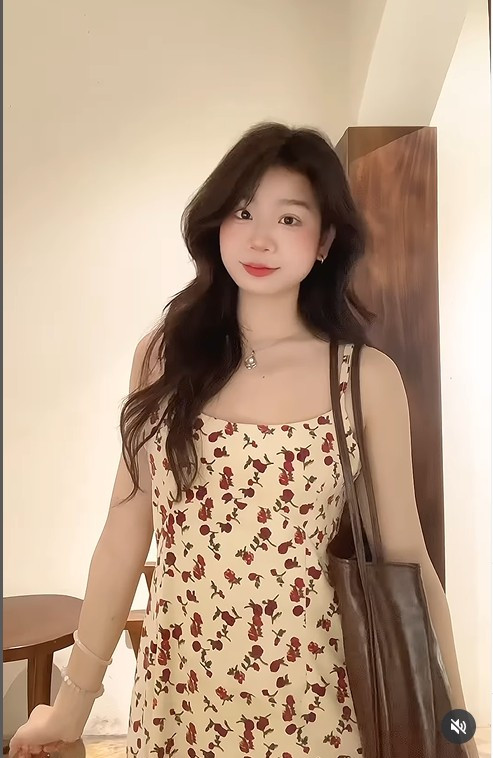 Lưu Hải nhanh chóng trở thành tâm điểm của sự chú ý, cô xuất hiện trong trang phục bikini khoe trọn vóc dáng quyến rũ, đặc biệt là vòng eo thon gọn và bờ vai mảnh mai.