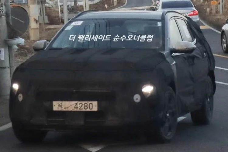 Dù chưa có hình ảnh khoang cabin, một thế hệ Hyundai Kona hoàn toàn mới thường đi kèm hệ thống giải trí hiện đại hơn, màn hình lớn hơn, vật liệu cao cấp hơn và các công nghệ hỗ trợ lái nâng cấp.