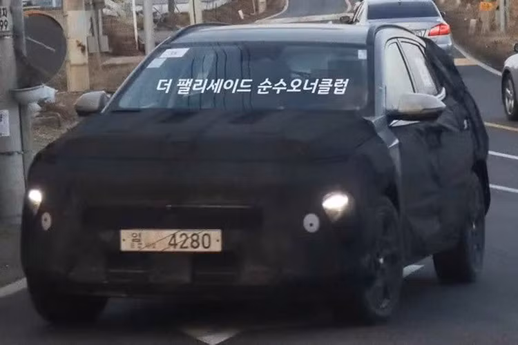 Dù chưa có hình ảnh khoang cabin, một thế hệ Hyundai Kona hoàn toàn mới thường đi kèm hệ thống giải trí hiện đại hơn, màn hình lớn hơn, vật liệu cao cấp hơn và các công nghệ hỗ trợ lái nâng cấp.