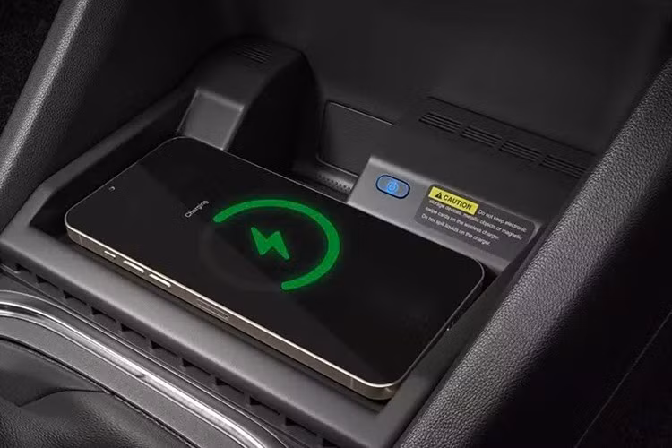 Người lái có thể yên tâm hơn với hơn 30 tính năng an toàn tiêu chuẩn. Bên cạnh các hệ thống như cân bằng điện tử ESC, kiểm soát lực kéo TCS, hỗ trợ khởi hành ngang dốc HSA, chống bó cứng phanh ABS và phân bổ lực phanh điện tử EBD, xe còn có cảm biến đỗ xe trước/sau, hệ thống kiểm soát hành trình, khóa xe tự động khi chìa khóa rời khỏi vùng cảm biến, mở khóa khi chìa khóa vào vùng cảm biến,...