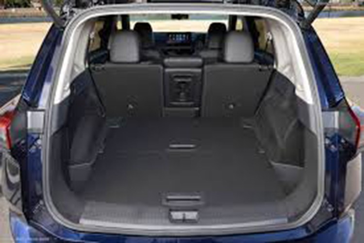 Về vận hành, Nissan X-Trail 2026 tiếp tục sử dụng hệ thống e-Power quen thuộc, bên cạnh tùy chọn động cơ xăng truyền thống. Hãng cũng cung cấp hệ dẫn động bốn bánh e-4ORCE trên các phiên bản cao cấp, cùng gói an toàn Nissan Safety Shield 360.