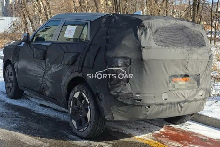 Dựa trên những hình ảnh chạy thử được ghi lại, bản dựng Hyundai Kona thế hệ mới cho thấy nhiều chi tiết chịu ảnh hưởng từ Crater Concept – mẫu xe từng thể hiện tầm nhìn thiết kế táo bạo của Hyundai.