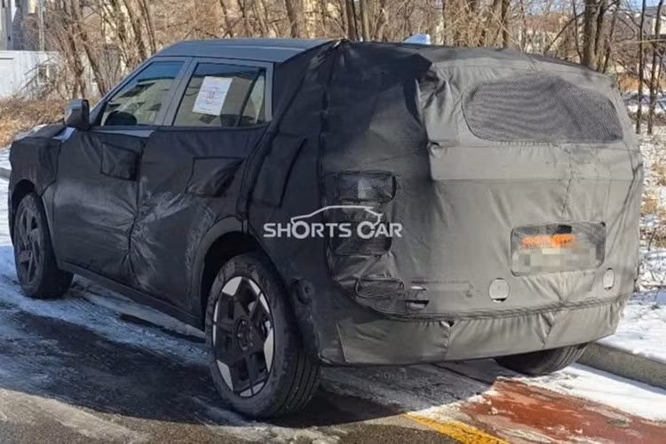 Dựa trên những hình ảnh chạy thử được ghi lại, bản dựng Hyundai Kona thế hệ mới cho thấy nhiều chi tiết chịu ảnh hưởng từ Crater Concept – mẫu xe từng thể hiện tầm nhìn thiết kế táo bạo của Hyundai.