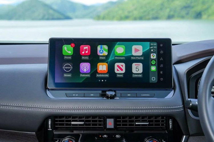 Tất cả các phiên bản đều được trang bị tiêu chuẩn màn hình giải trí trung tâm 12,3 inch, hỗ trợ Apple CarPlay và Android Auto không dây. Công nghệ Nissan Connected Car Services (CCS 1.0) cũng có mặt trên toàn bộ dải sản phẩm.