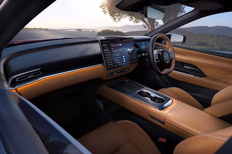 Hệ thống sạc nhanh DC qua cổng CCS Type-2 cho phép sạc từ 30–80% chỉ trong khoảng 15 phút, đáp ứng tốt nhu cầu di chuyển đường dài. Với chiều dài cơ sở 2.895 mm, Mazda 6e hứa hẹn không gian nội thất rộng rãi, phù hợp nhóm khách hàng gia đình hoặc doanh nhân trẻ.