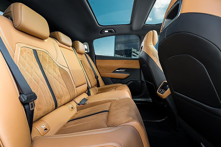 Bản Atenza bổ sung đèn viền nội thất 64 màu, hệ thống âm thanh Sony 14 loa, vật liệu da phối da lộn tổng hợp tông màu nâu sang trọng, vô-lăng hai tông màu và ghế may chần cao cấp.