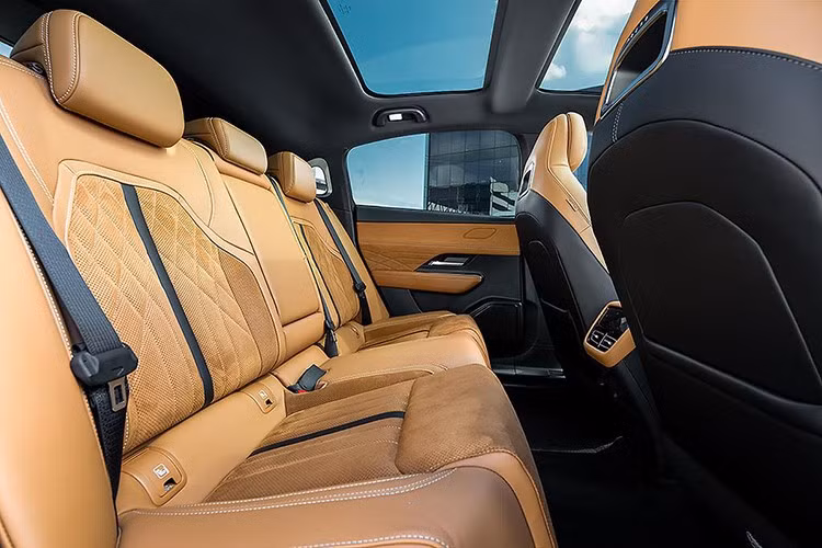 Bản Atenza bổ sung đèn viền nội thất 64 màu, hệ thống âm thanh Sony 14 loa, vật liệu da phối da lộn tổng hợp tông màu nâu sang trọng, vô-lăng hai tông màu và ghế may chần cao cấp.