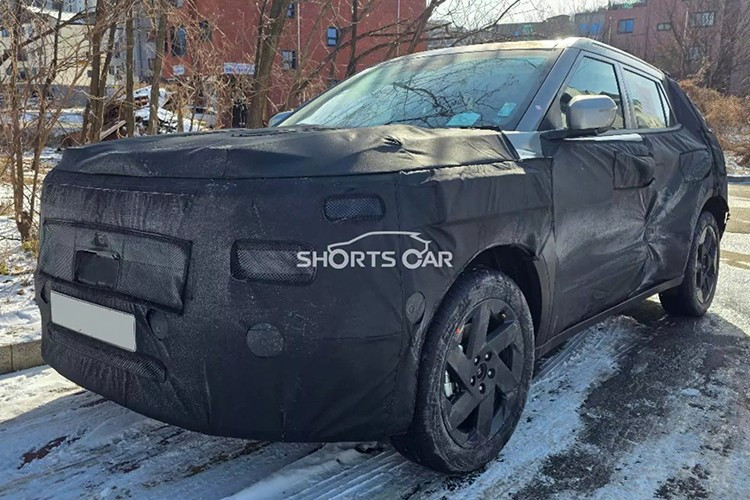 Động thái này phản ánh chiến lược ngày càng linh hoạt và quyết liệt của Hyundai trong bối cảnh phân khúc SUV cỡ nhỏ cạnh tranh gay gắt trên toàn cầu. Thay vì tinh chỉnh nhẹ thiết kế và công nghệ, hãng lựa chọn làm mới toàn diện để giữ lợi thế trước các đối thủ liên tục ra mắt sản phẩm mới.