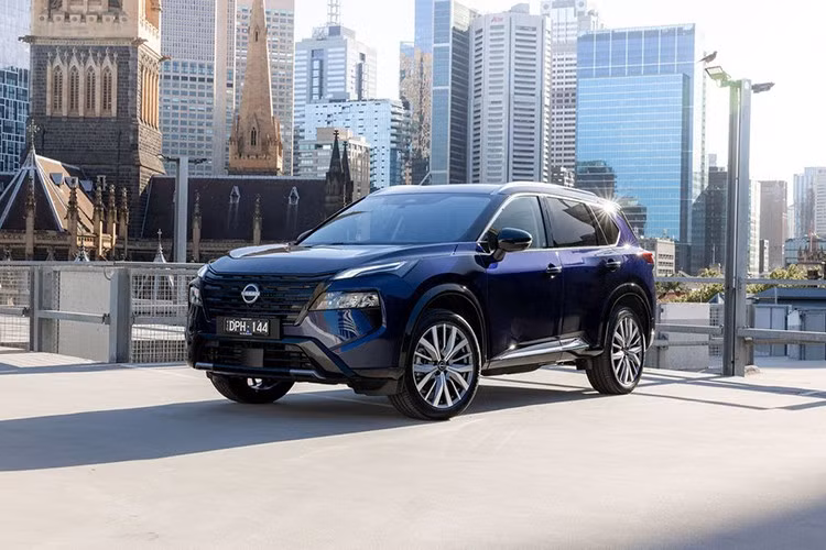 Ra mắt tại Australia từ năm 2001, Nissan X-Trail đã bán hơn 330.000 xe trong vòng 25 năm qua. Ở phiên bản 2026, mẫu xe này được làm mới về thiết kế và bổ sung công nghệ nhằm tăng sức cạnh tranh trong phân khúc SUV cỡ trung vốn rất sôi động tại Australia.