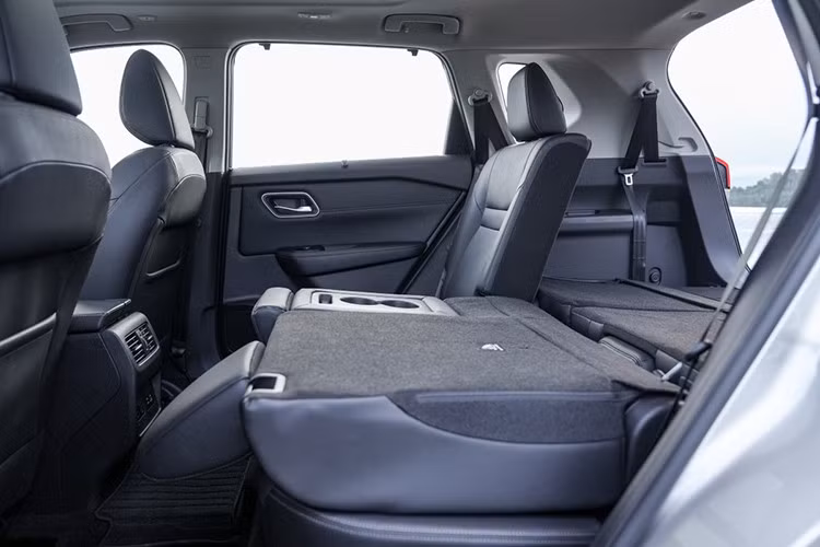 Nội thất được cải tiến với vô-lăng thiết kế lại, chất liệu da cao cấp mới và ghế trước chỉnh điện 10 hướng trên bản ST-L. Từ phiên bản ST-L trở lên, xe được trang bị hệ thống camera 3D Around View Monitor nâng cấp với chế độ quan sát “Skeleton Hood” và hỗ trợ quan sát giao lộ chữ T.