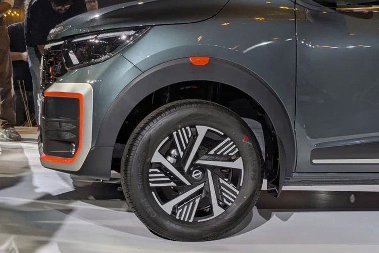 Những điểm nhấn ngoại thất chính của Nissan Gravite bao gồm các chi tiết thiết kế hình chữ C đặc trưng, lưới tản nhiệt màu đen piano, đèn pha LED đặc trưng tích hợp dải đèn LED định vị ban ngày, đèn hậu LED, giá nóc và các cánh cửa mở rộng giúp tăng tính thực dụng.