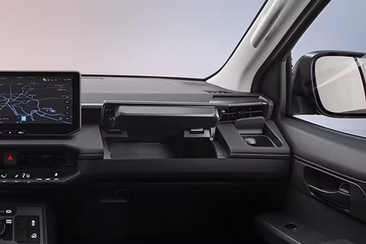 Khi đó, Fortuner có thể được nâng cấp theo hướng cao cấp hơn để tránh chồng chéo, hoặc giữ vai trò SUV gia đình đa dụng trong khi Mini Land Cruiser đảm nhiệm hình ảnh off-road thuần chất.