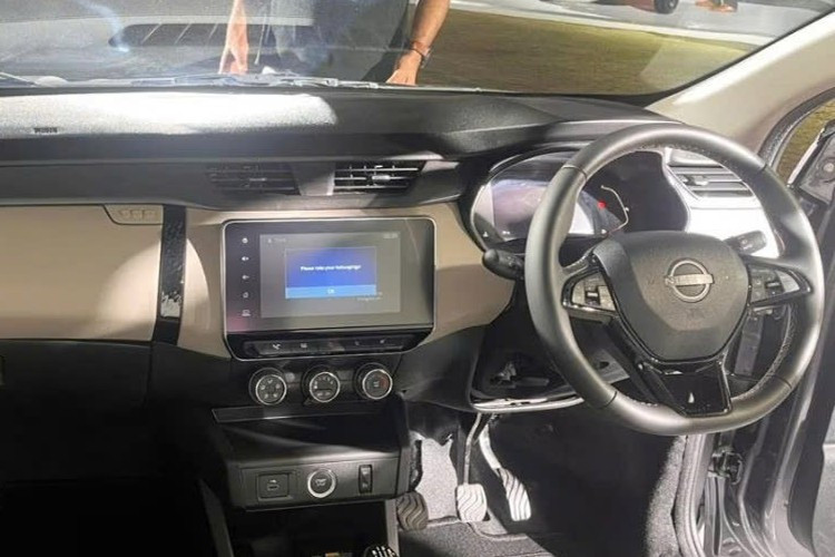 Theo hãng Nissan, thiết kế nội thất của Gravite được thiết kế chu đáo, rộng rãi cùng hệ thống điều hòa được tối ưu cho khí hậu nhiệt đới giúp đảm bảo sự thoải mái cho tất cả hành khách. Bên cạnh đó là nhiều hộc chứa đồ nhằm tăng thêm tính tiện dụng và thuận tiện.